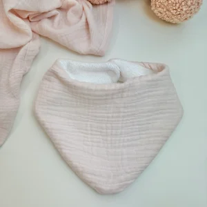 Bavoir bandana rose pâle en gaze de coton