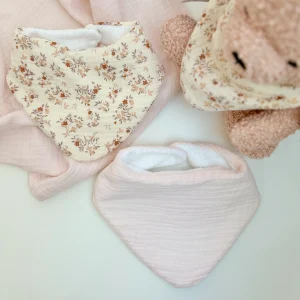 lot deux Bavoirs bandana rose pâle en gaze de coton et fleuri beige